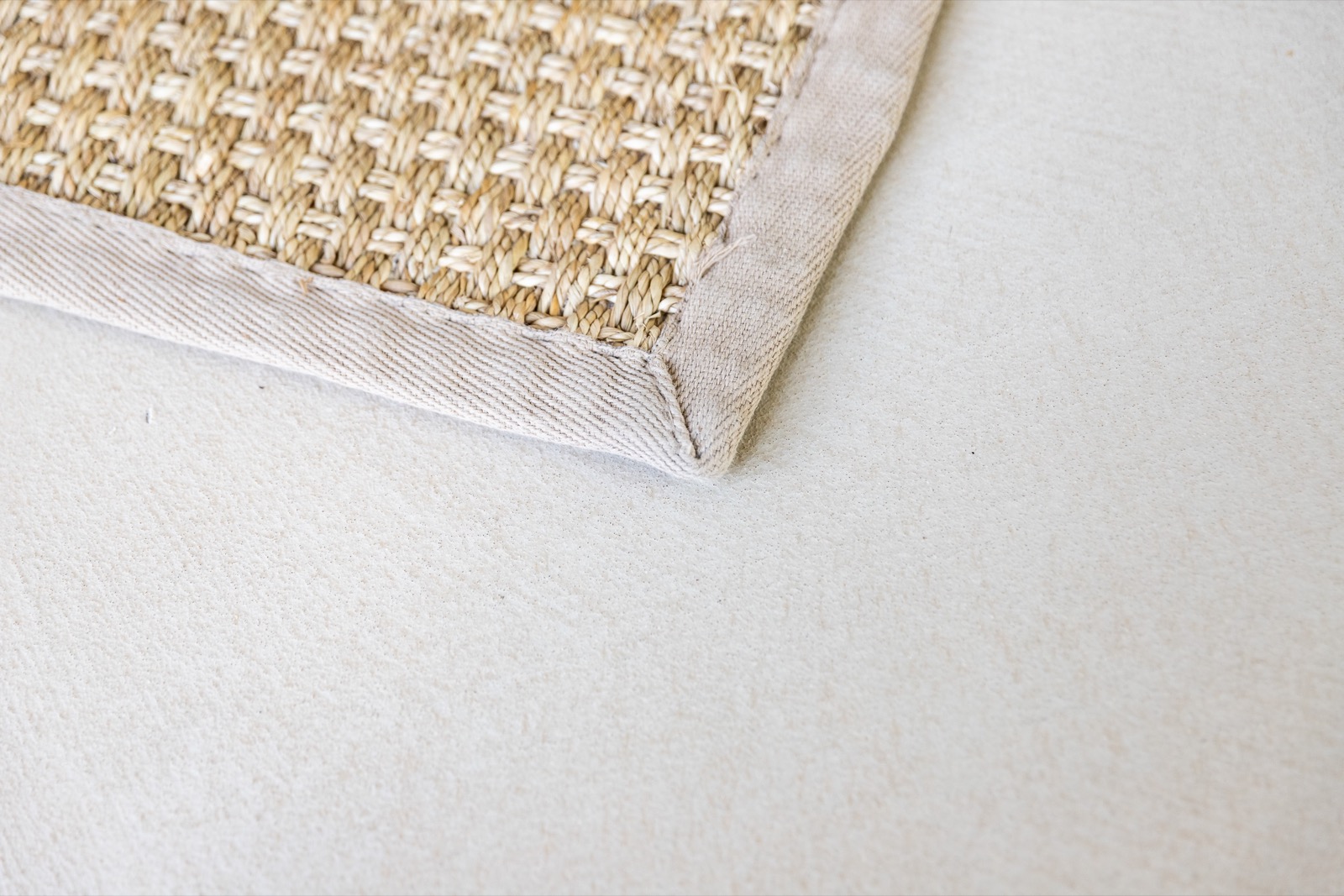 Detail lavasteen gietvloer &mdash; naadloze minerale afwerking