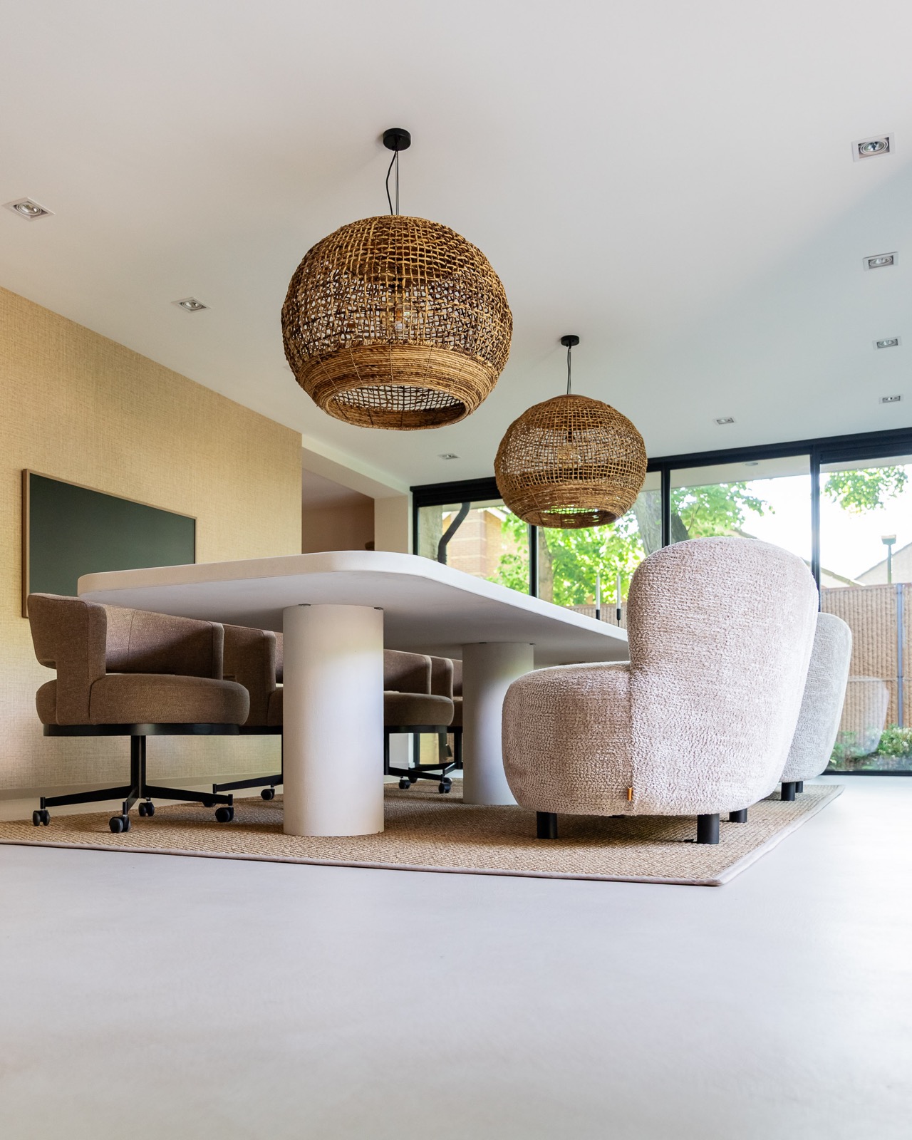 Lavasteen gietvloer eetkamer mat minerale afwerking