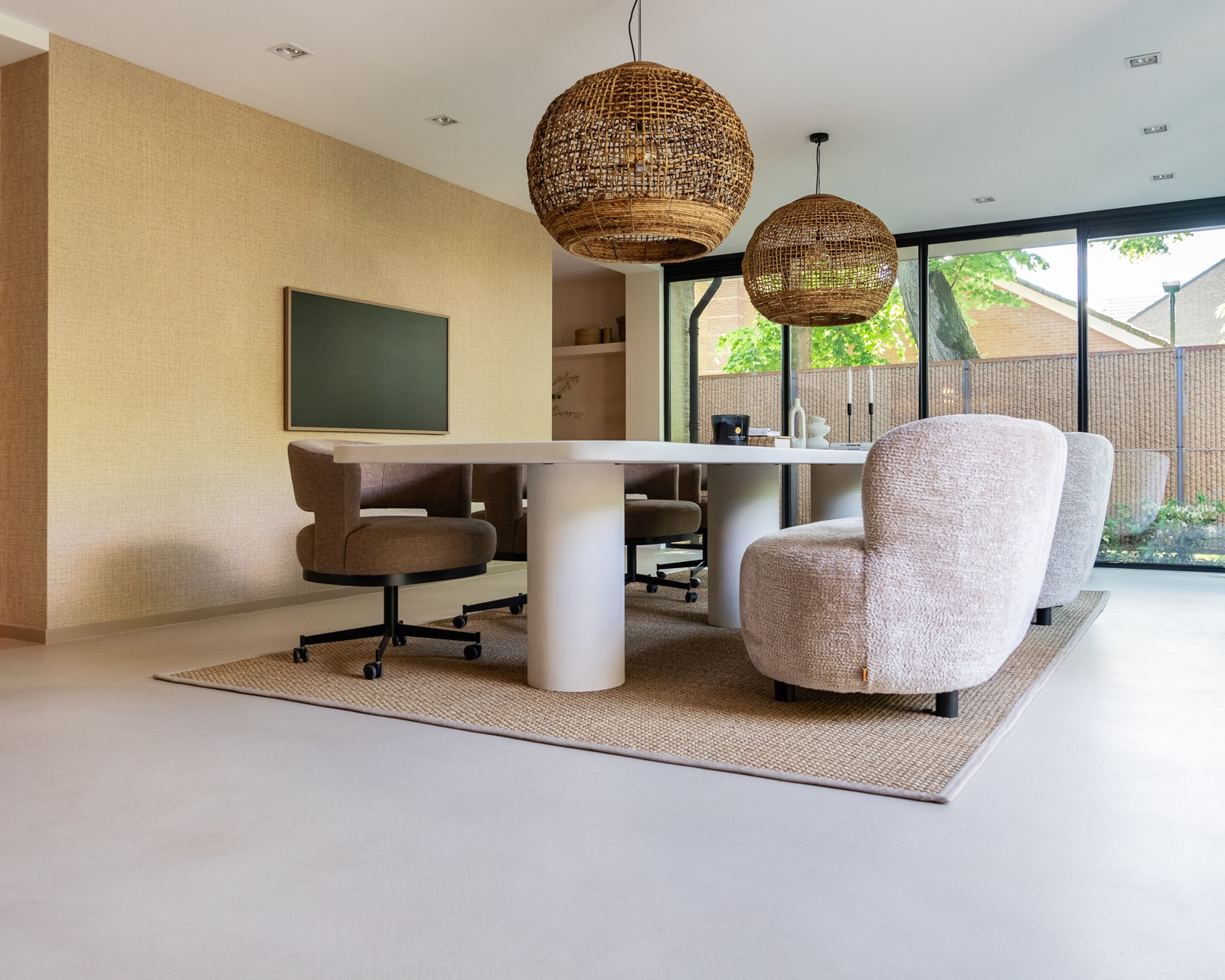 Stijlvoorbeeld gietvloer in eetkamer naadloos en licht