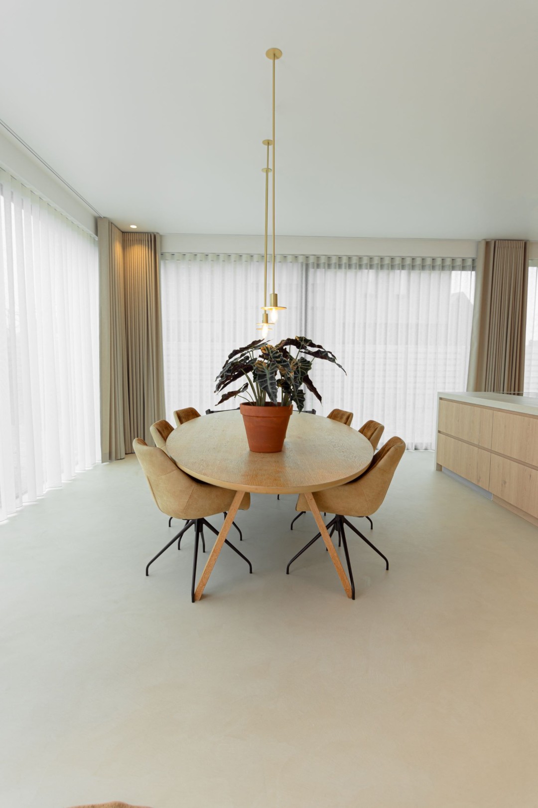 Lichte PU gietvloer in ruime eetkamer &mdash; naadloos en minimalistisch