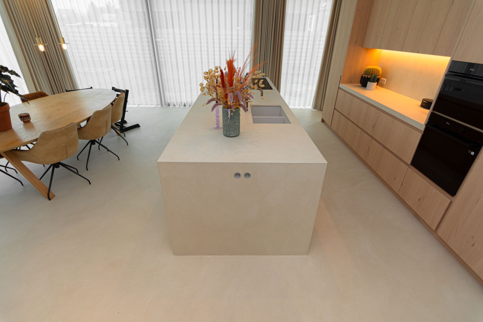 PVC-vloer sfeer in open keuken met kookeiland