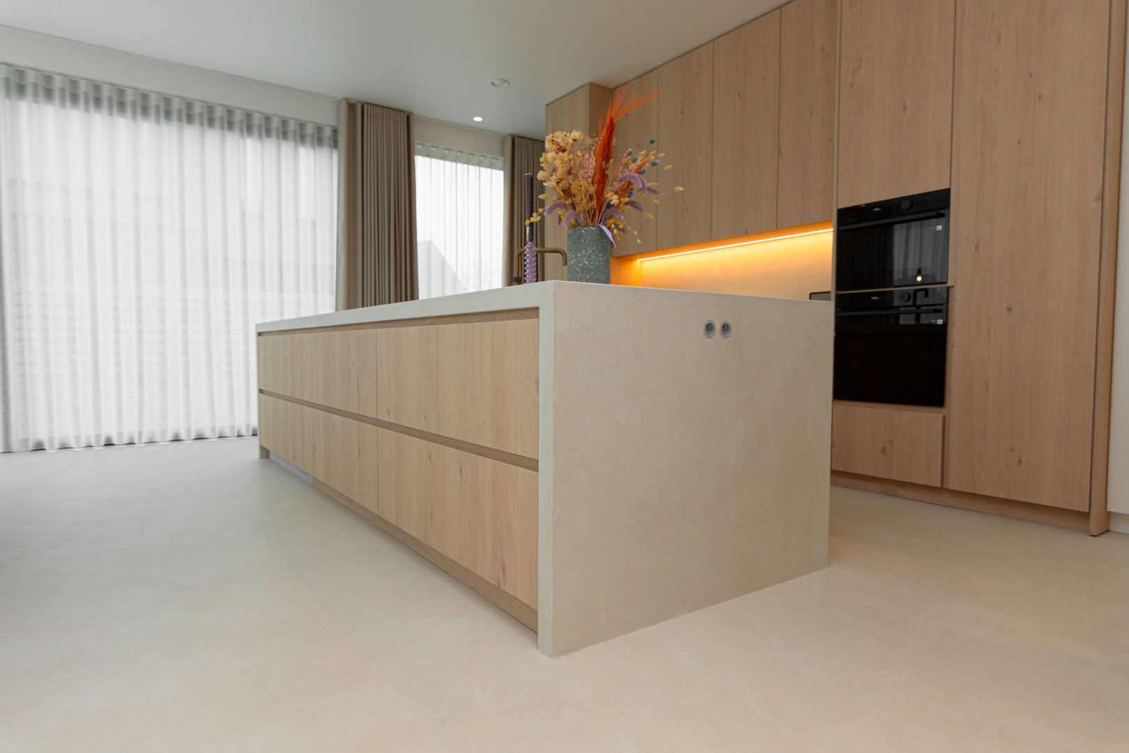Stijlvoorbeeld gietvloer keuken houten eiland beige werkblad