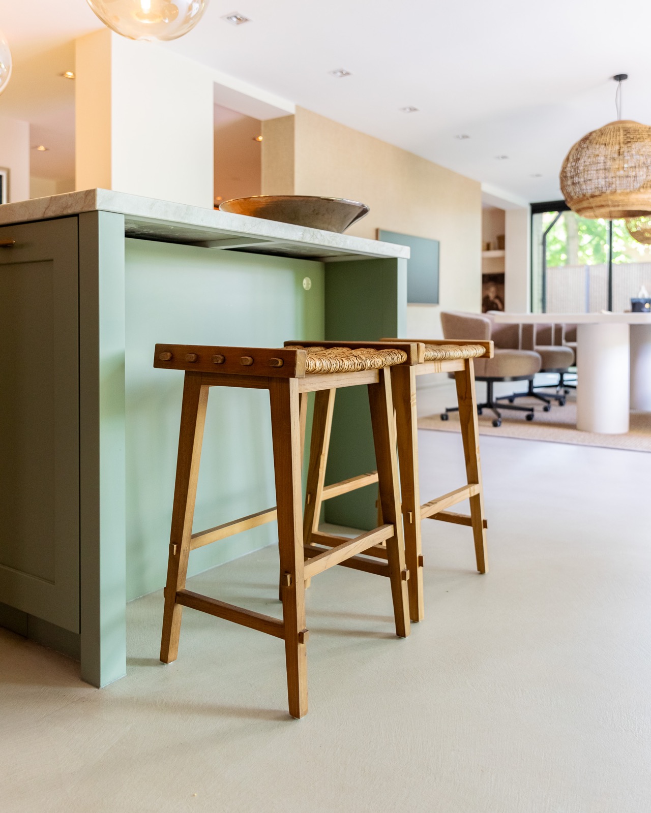 Stijlvoorbeeld gietvloer keuken met groene kasten