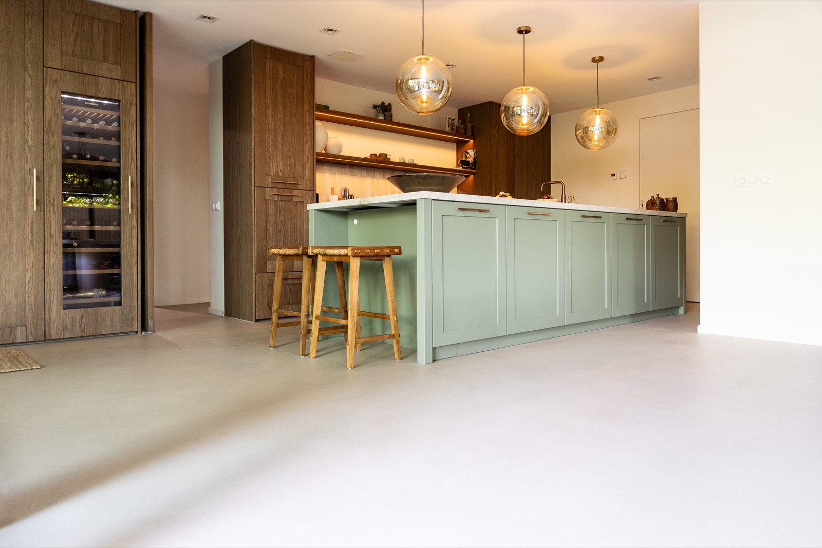 Gietvloer in moderne keuken met muntgroen kookeiland