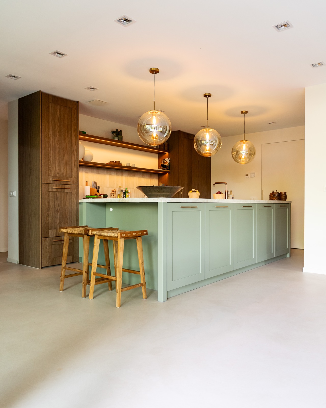 Stijlvoorbeeld gietvloer keuken met kookeiland en pendellampen