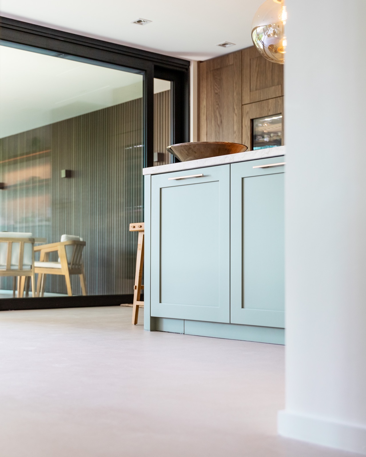 Stijlvoorbeeld gietvloer close-up bij muntgroene keuken