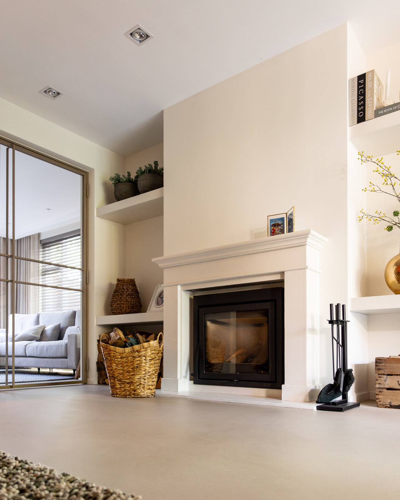 Gietvloer woonkamer met openhaard en klassieke details
