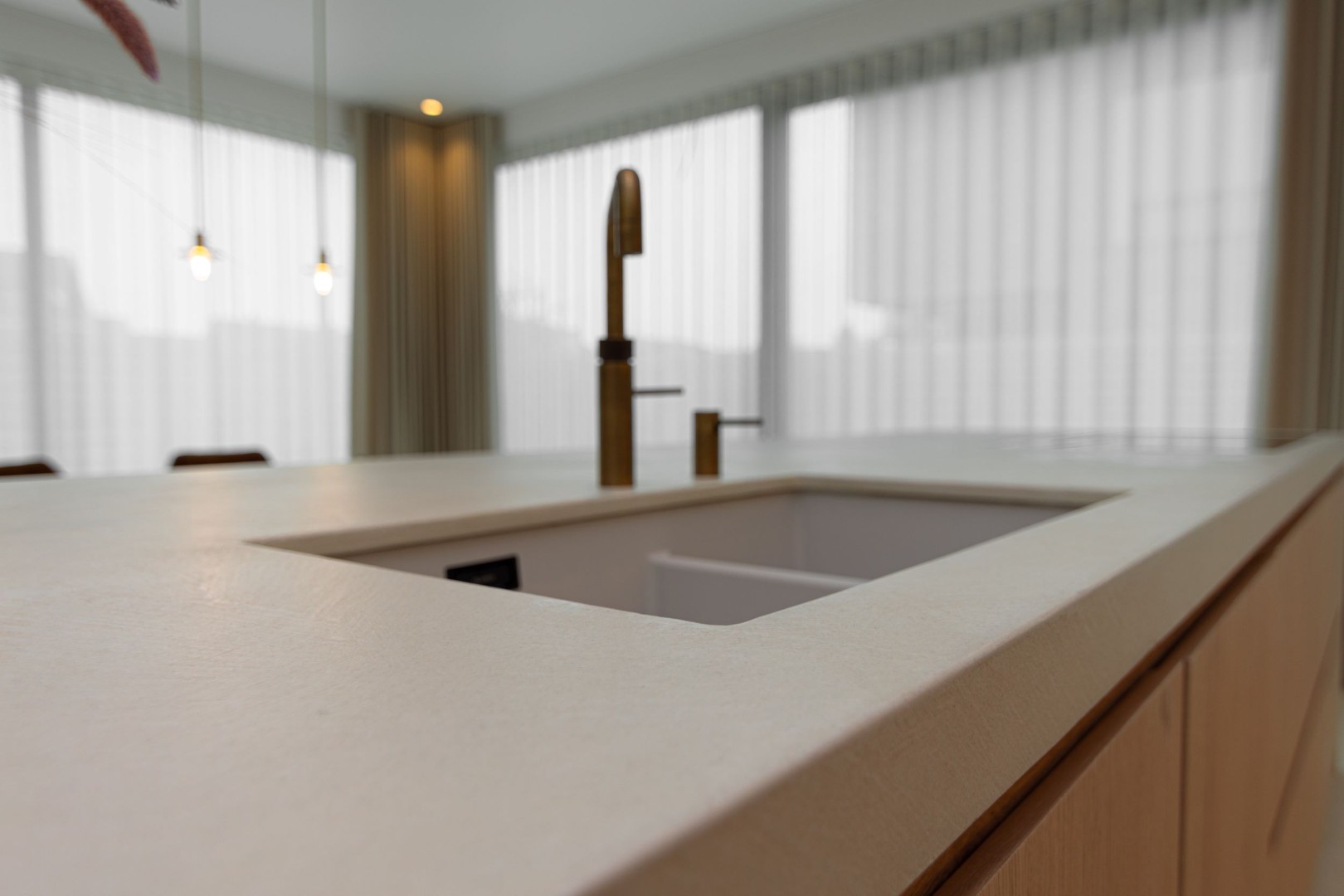 Microcement aanrechtblad in keuken met naadloze betonlook afwerking