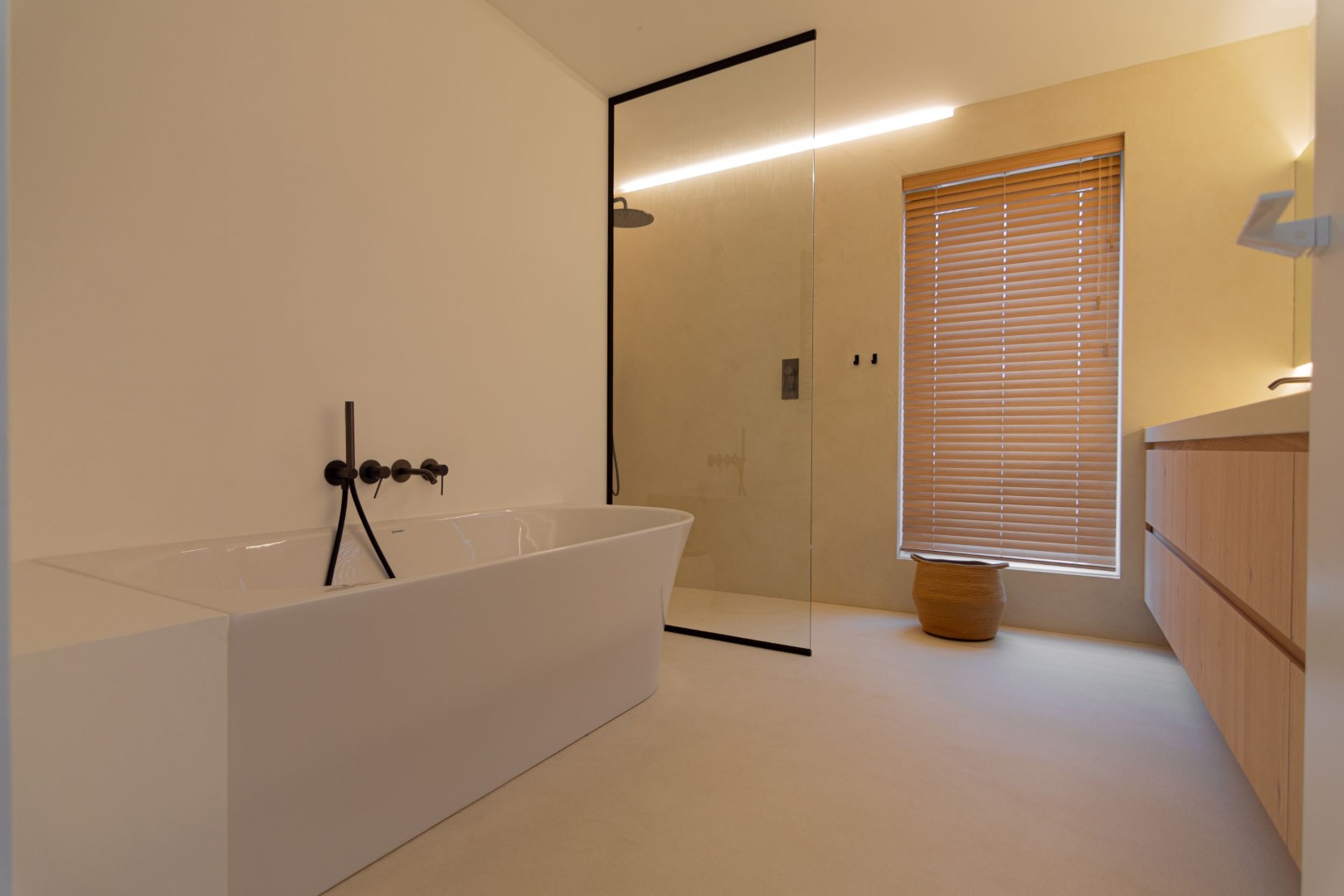 Stijlvoorbeeld microcement badkamer bad inloopdouche houten meubel