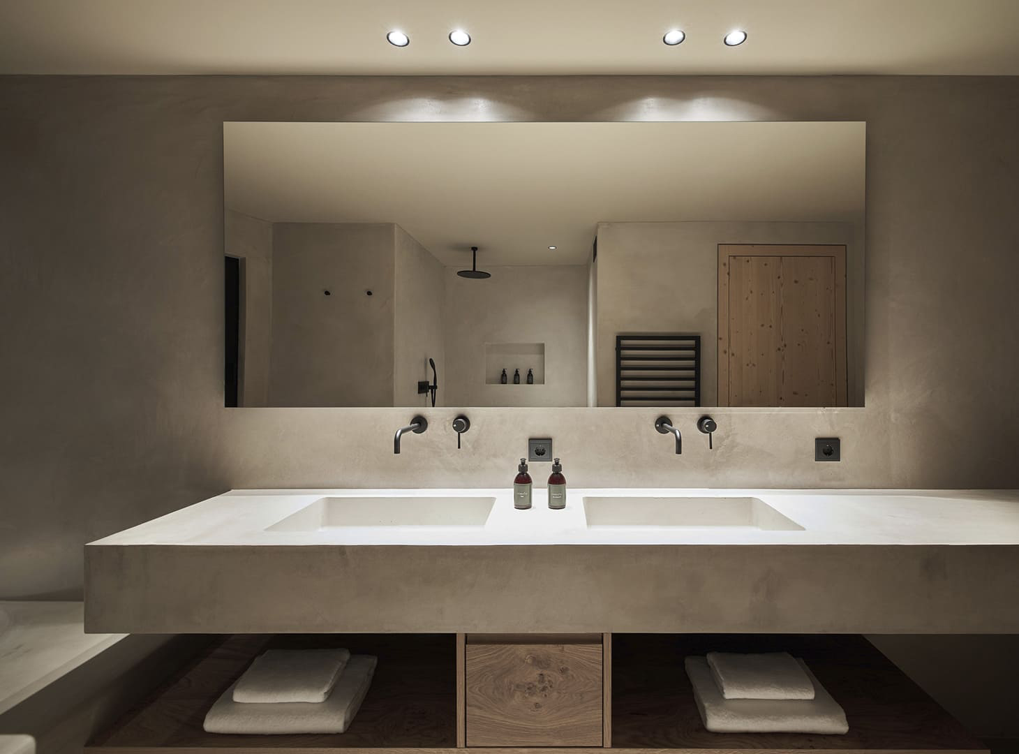 Stijlvoorbeeld microcement dubbele wastafel in betonlook badkamer