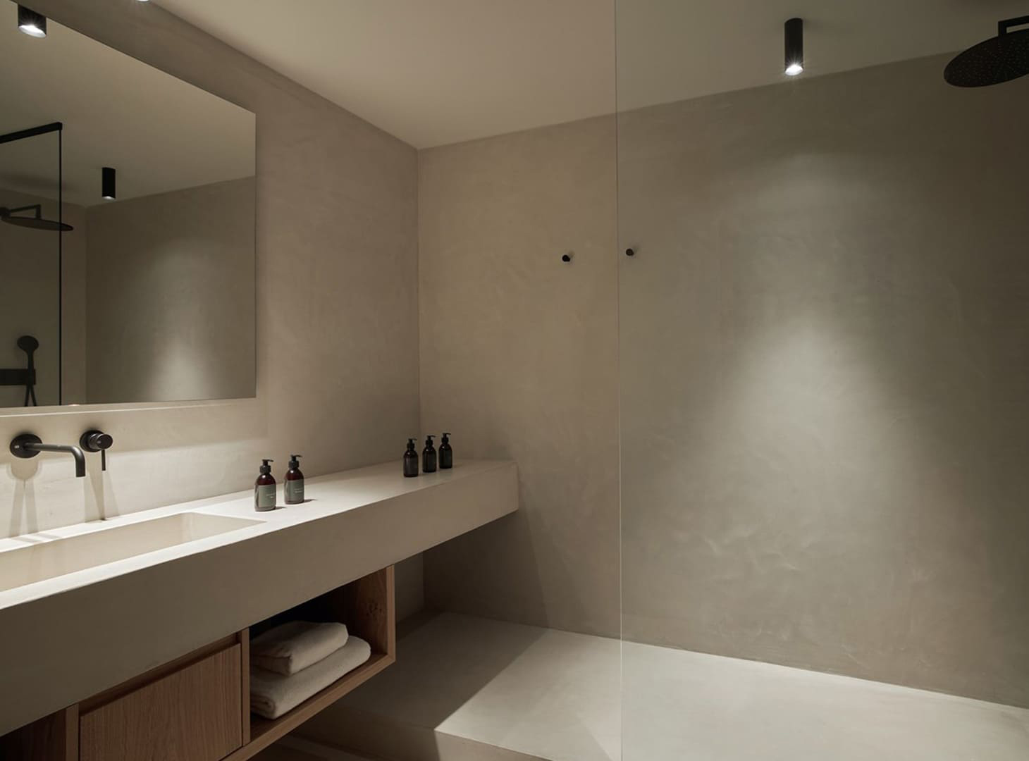 Microcement badkamer met inloopdouche en naadloze betonlook wand