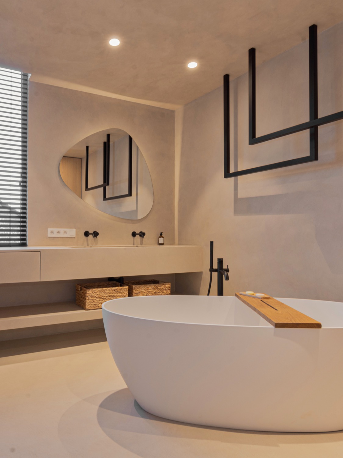 Microcement badkamer met vrijstaand bad &mdash; 15+ jaar ervaring in premium afwerking