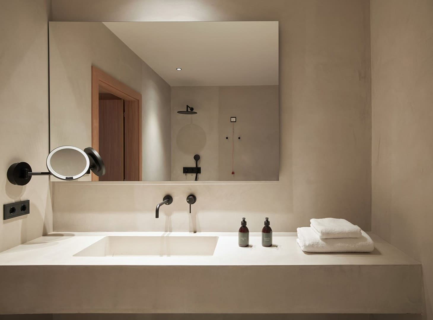 Stijlvoorbeeld naadloos microcement wastafelblad in badkamer