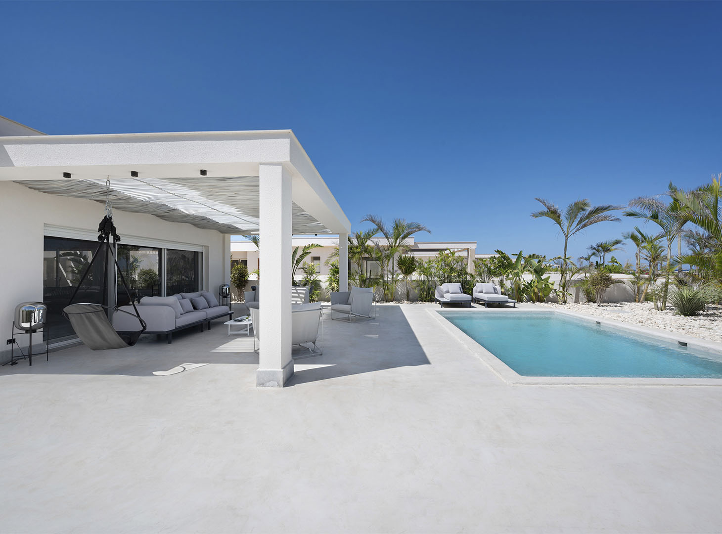 Stijlvoorbeeld microcement buitenterras betonlook bij zwembad