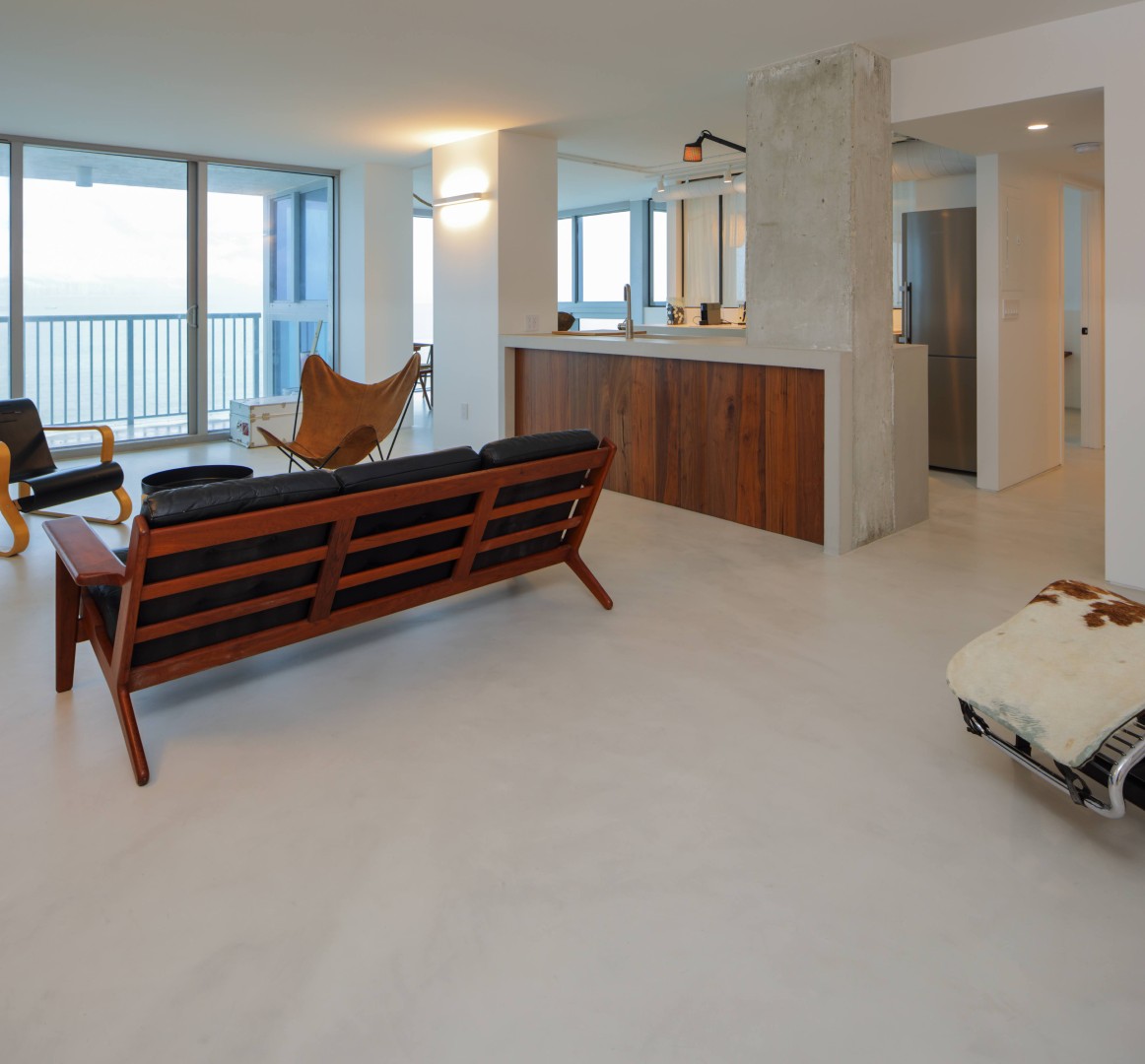 Stijlvoorbeeld microcement gietvloer in loft woonkamer