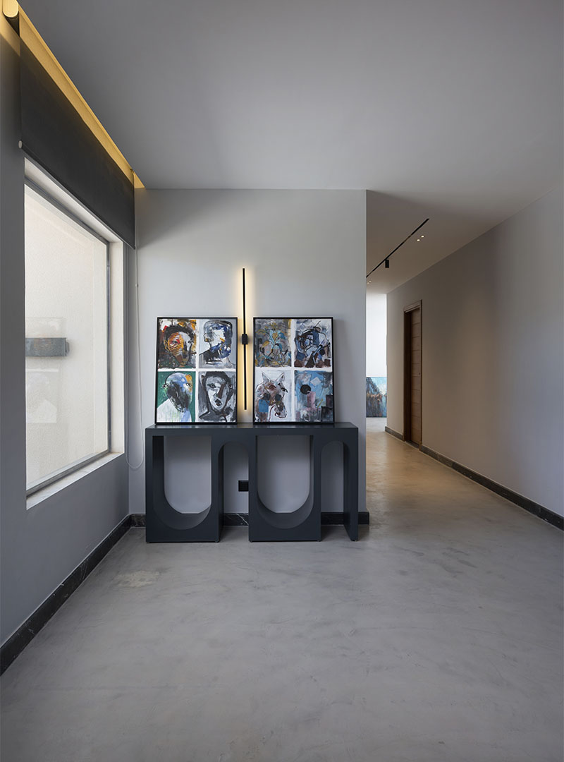 Stijlvoorbeeld microcement hal met wand en vloer in betonlook