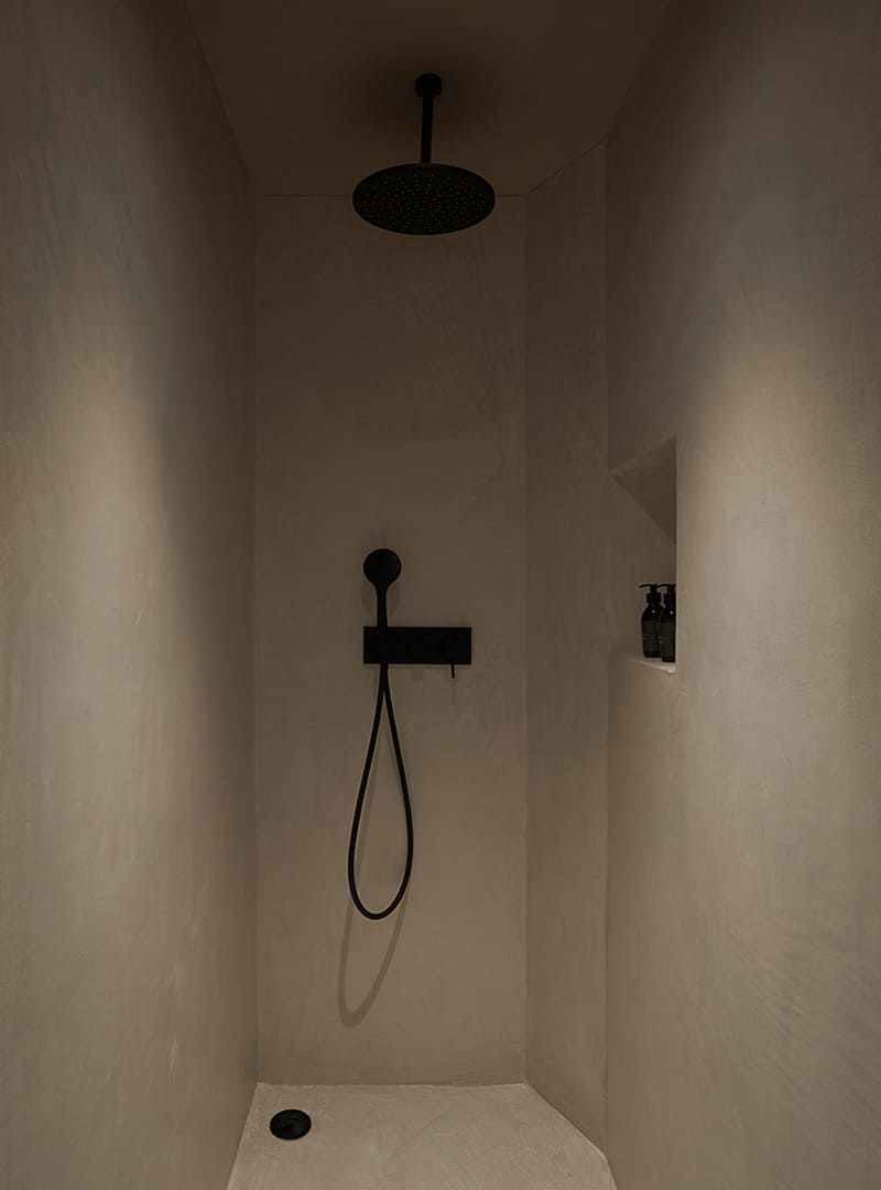 Stijlvoorbeeld microcement inloopdouche naadloze betonlook wand