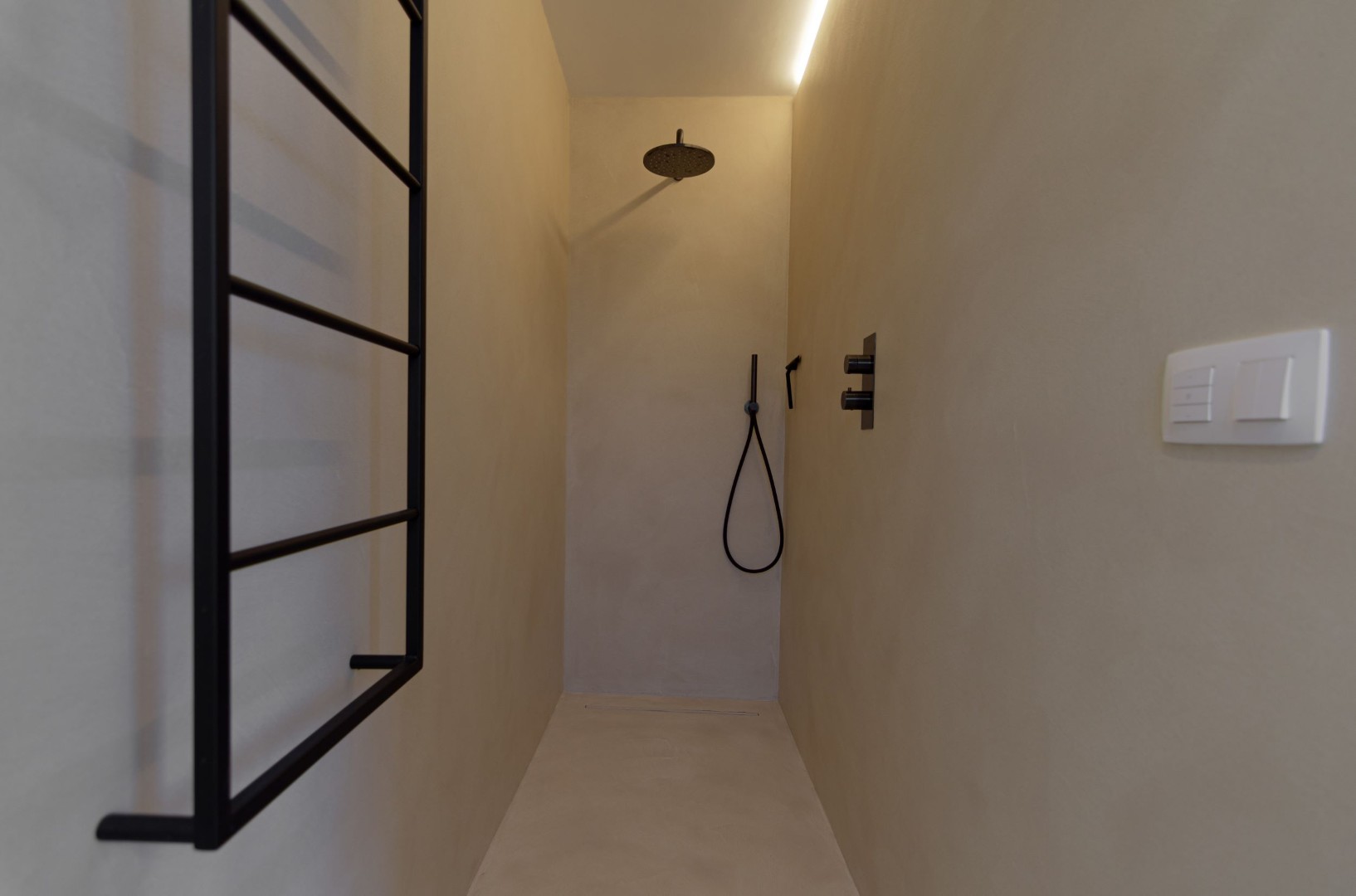 Stijlvoorbeeld smalle inloopdouche microcement naadloos