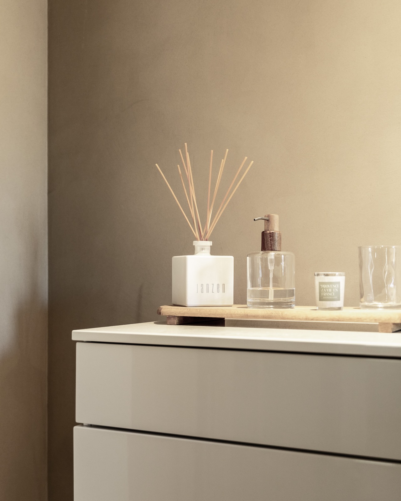 Microcement wand in beige met strakke afwerking