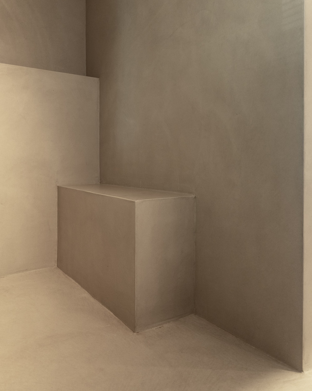 Strak plafond en wand afgewerkt met latex spuiten &mdash; minimalistisch