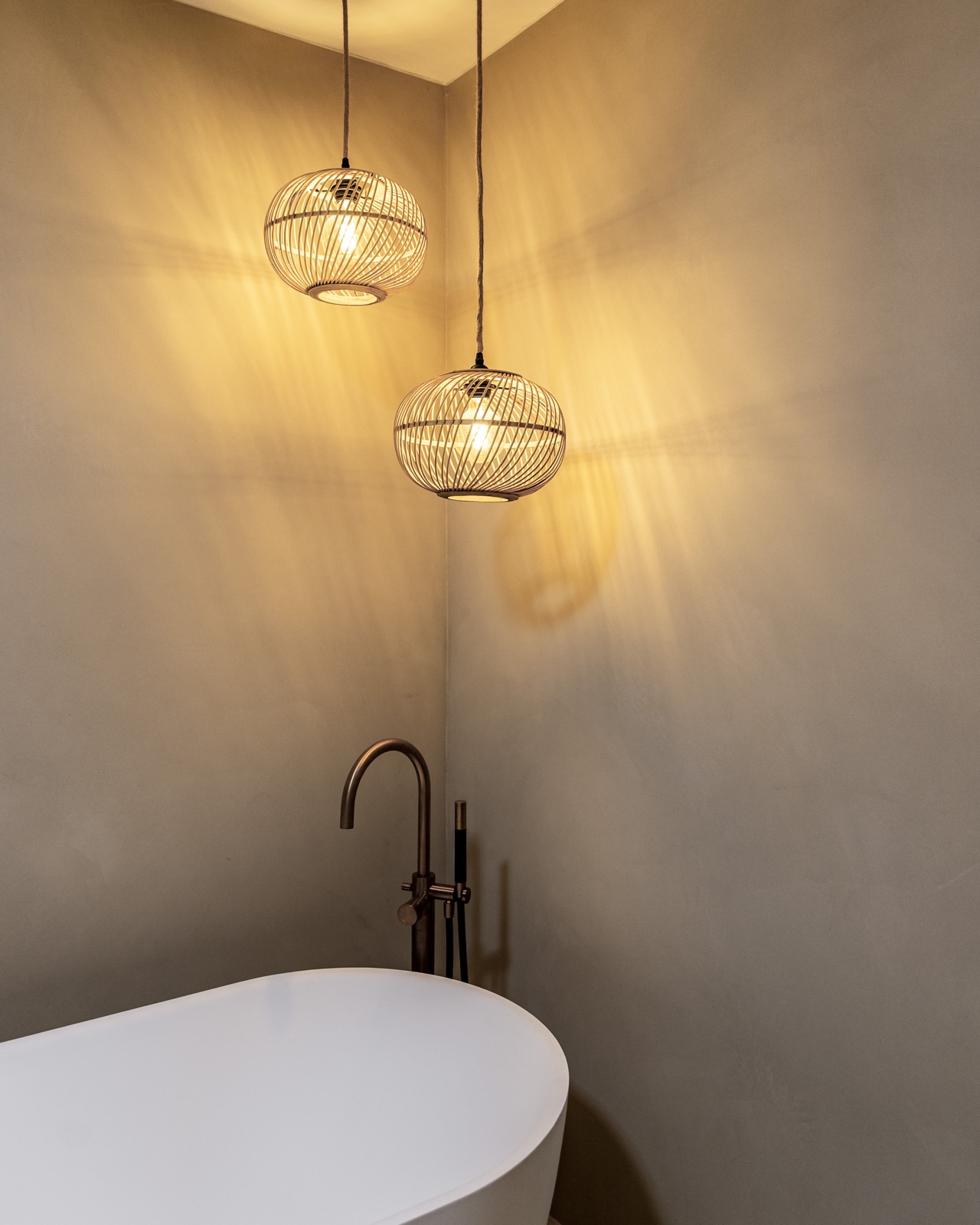 Stijlvoorbeeld microcement wand sfeer rond vrijstaand bad