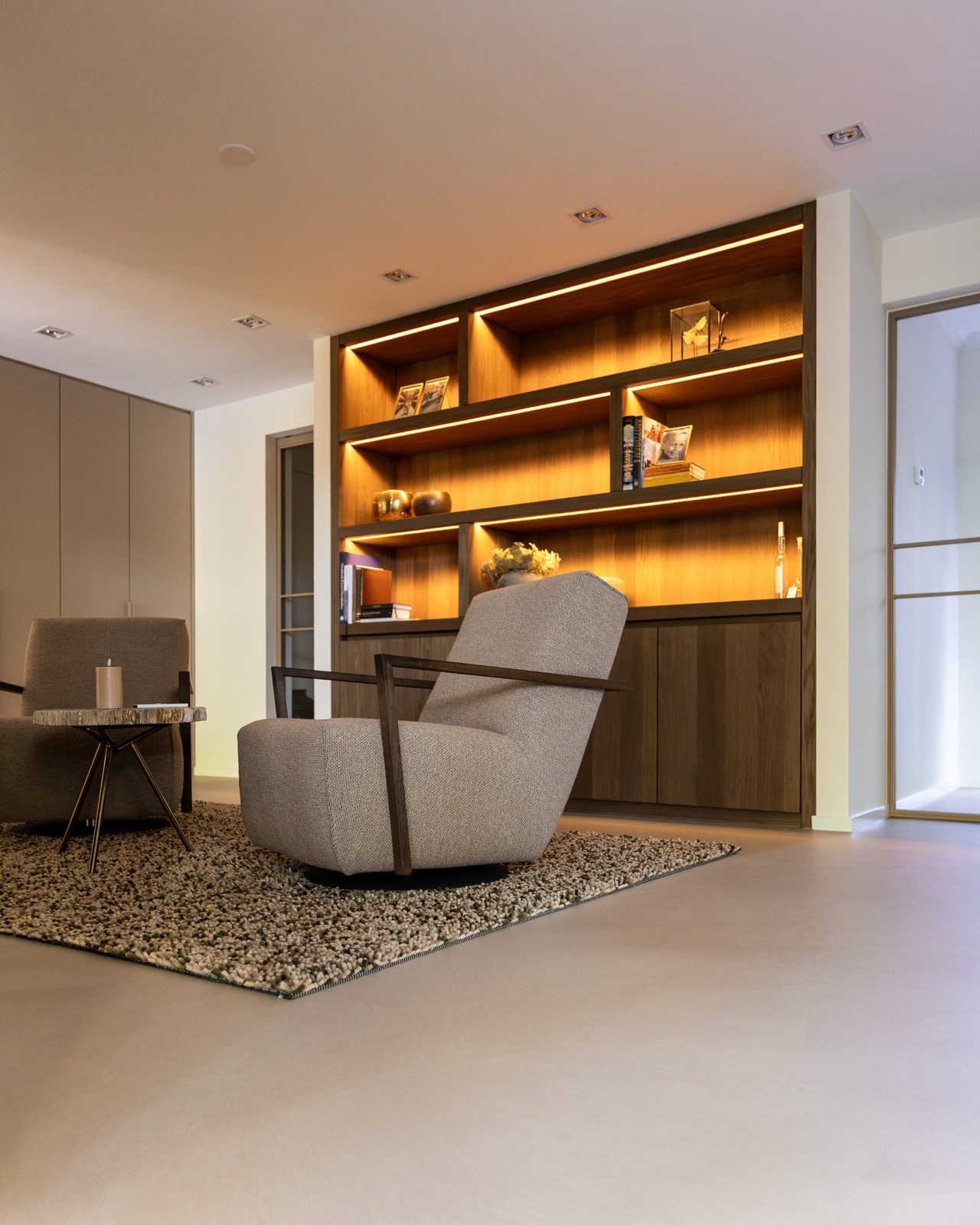 Microcement accentwand in woonkamer &mdash; designstuc betonlook afwerking