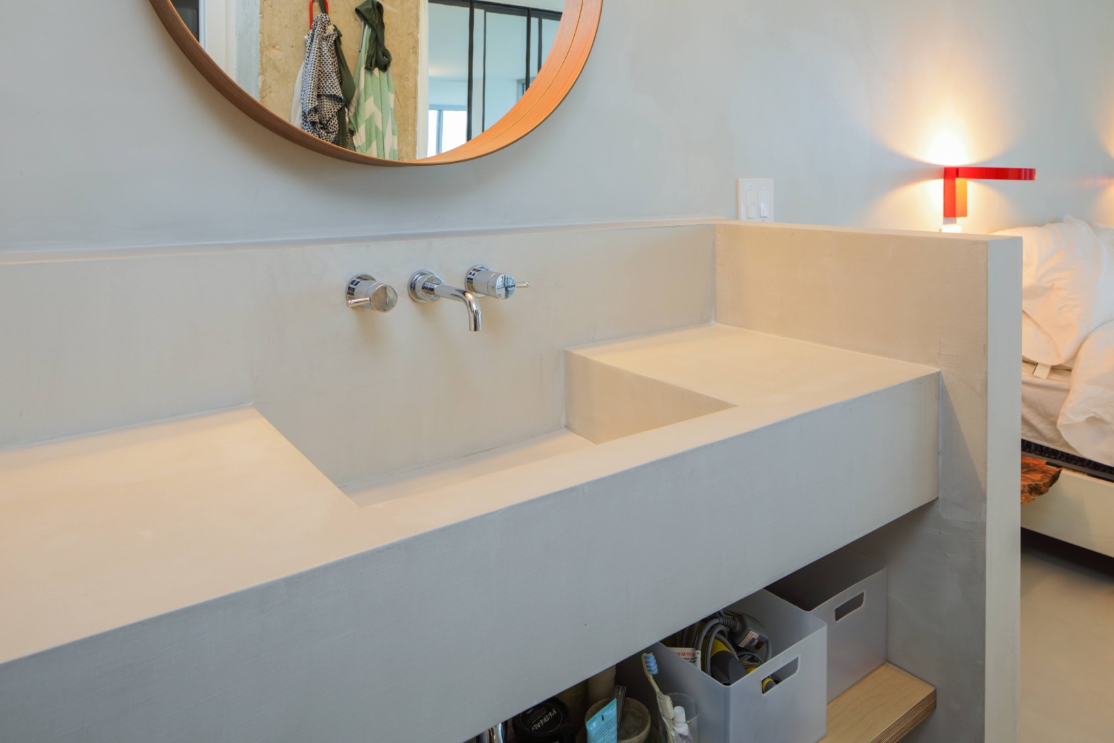 Stijlvoorbeeld microcement wastafel in betonlook badkamer