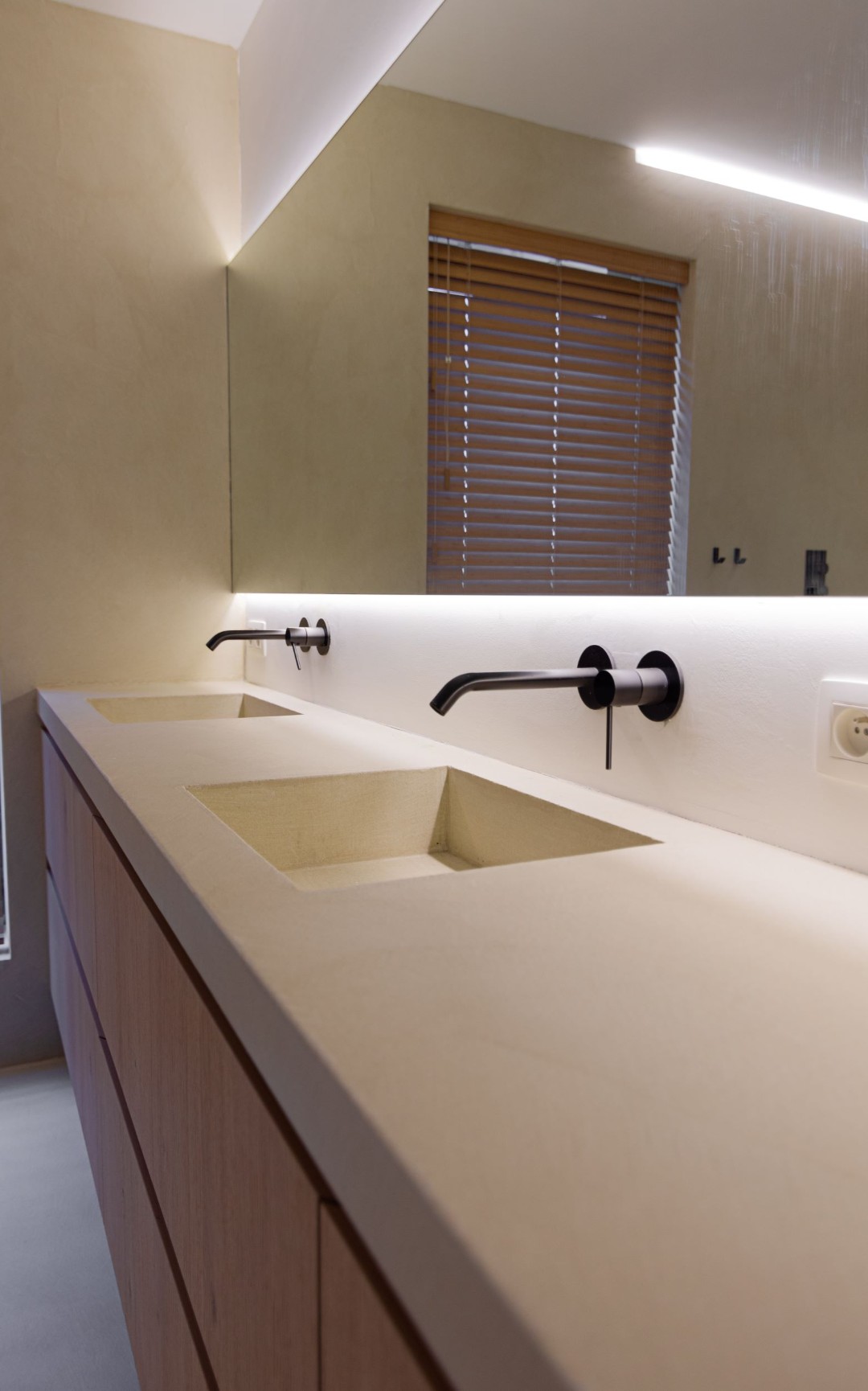 Stijlvoorbeeld dubbele microcement wastafel beige met hout