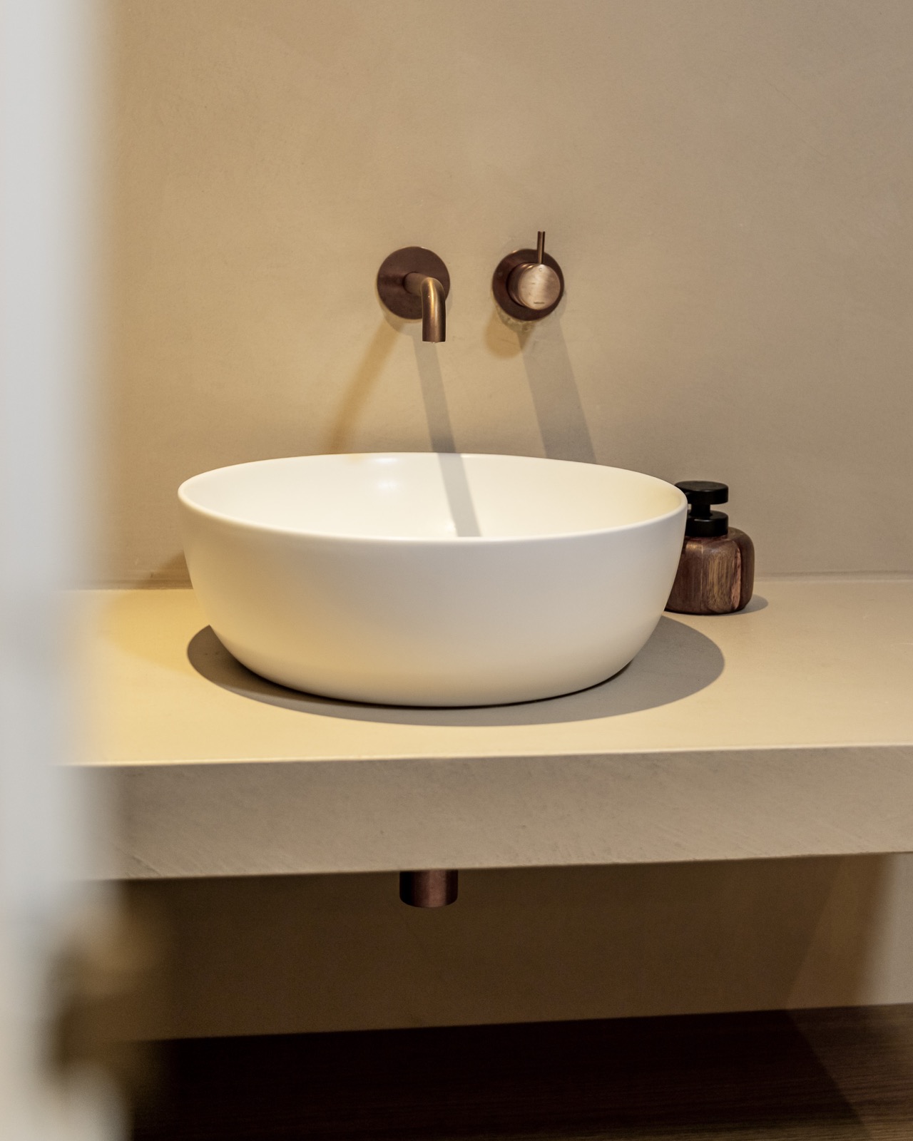 Stijlvoorbeeld microcement wastafel kom op beige wand