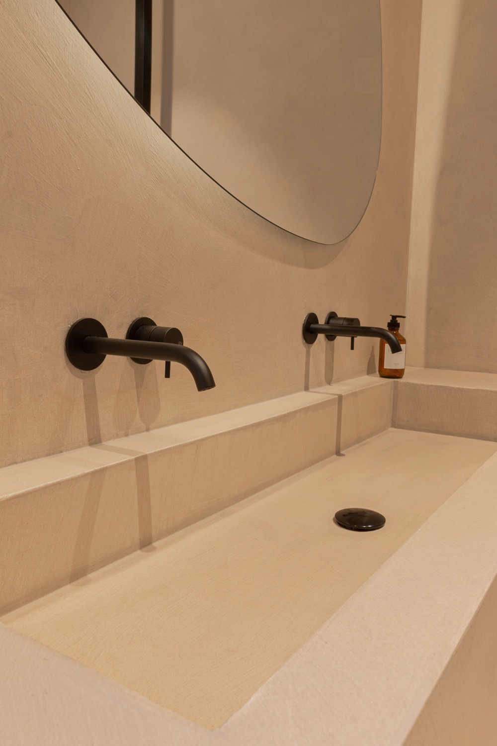 Stijlvoorbeeld microcement trog wastafel naadloos beige