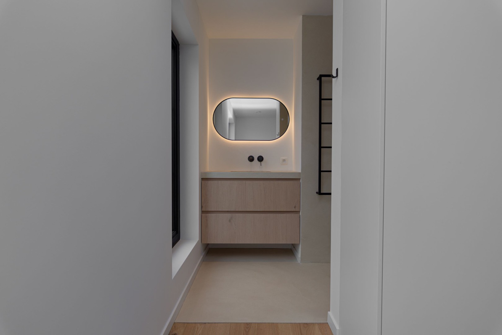 Stijlvoorbeeld microcement wastafel met houten meubel en spiegel