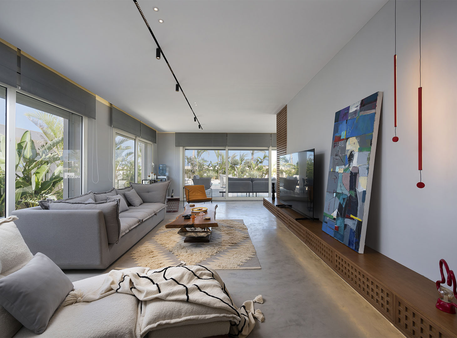 Naadloze microcement vloer in moderne woonkamer &mdash; betonlook microbeton